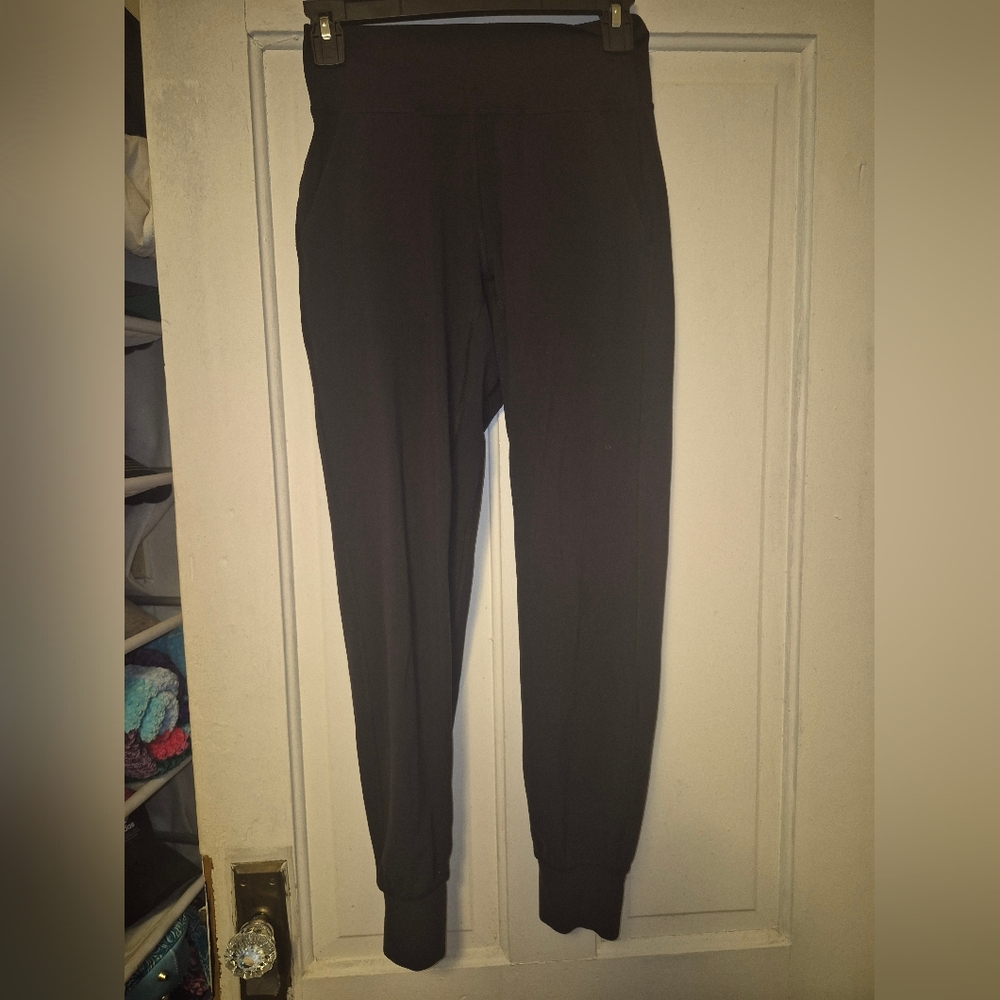 Lululemon Align Joggers made from a soft, lightweight fabric Size 4